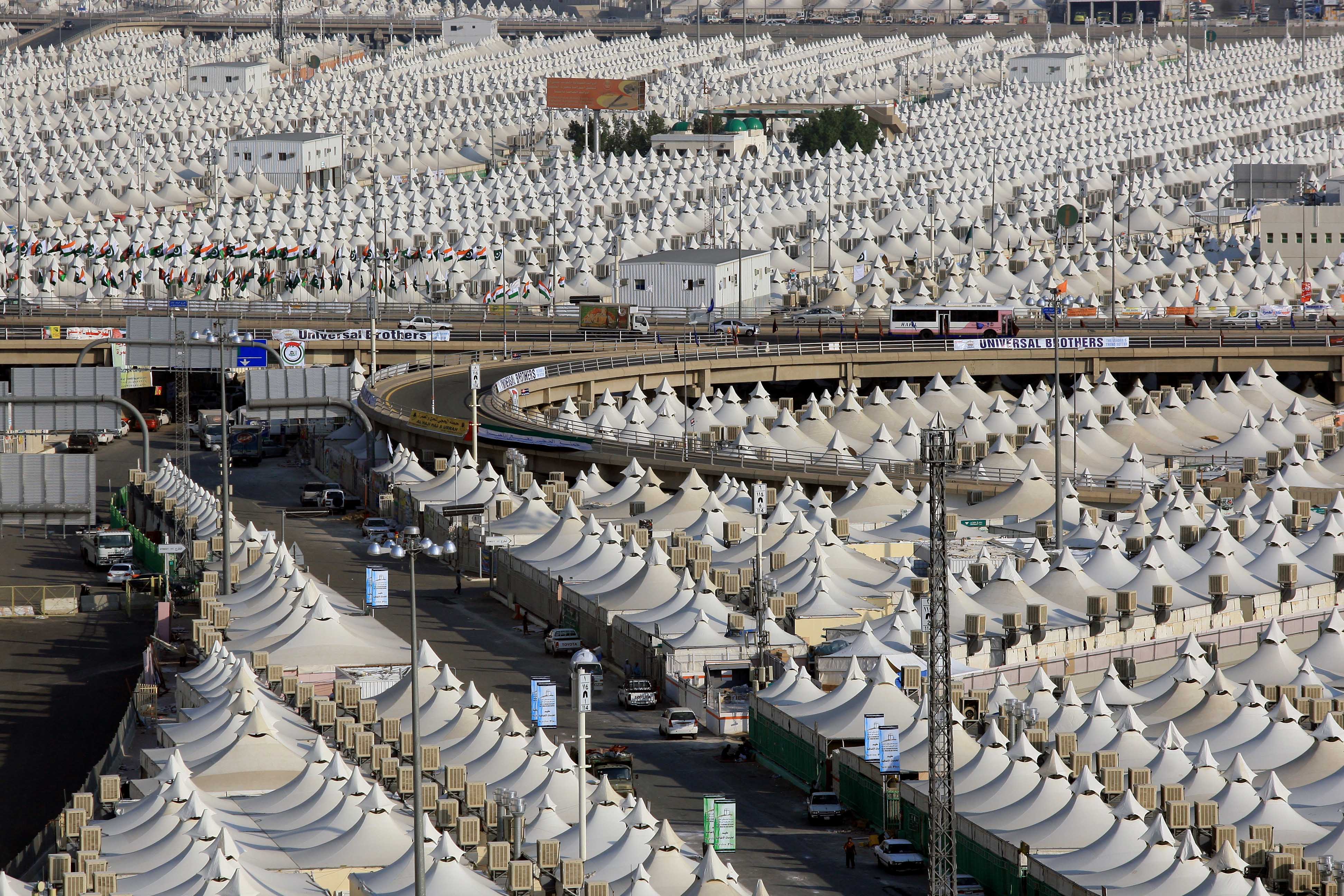 Perkemahan di Mina tempar para jemaah menginap setelah melakukan perjalanan dari Arafah dan  Muzdalifah. Di Mina dilarang ada spanduk liar. 