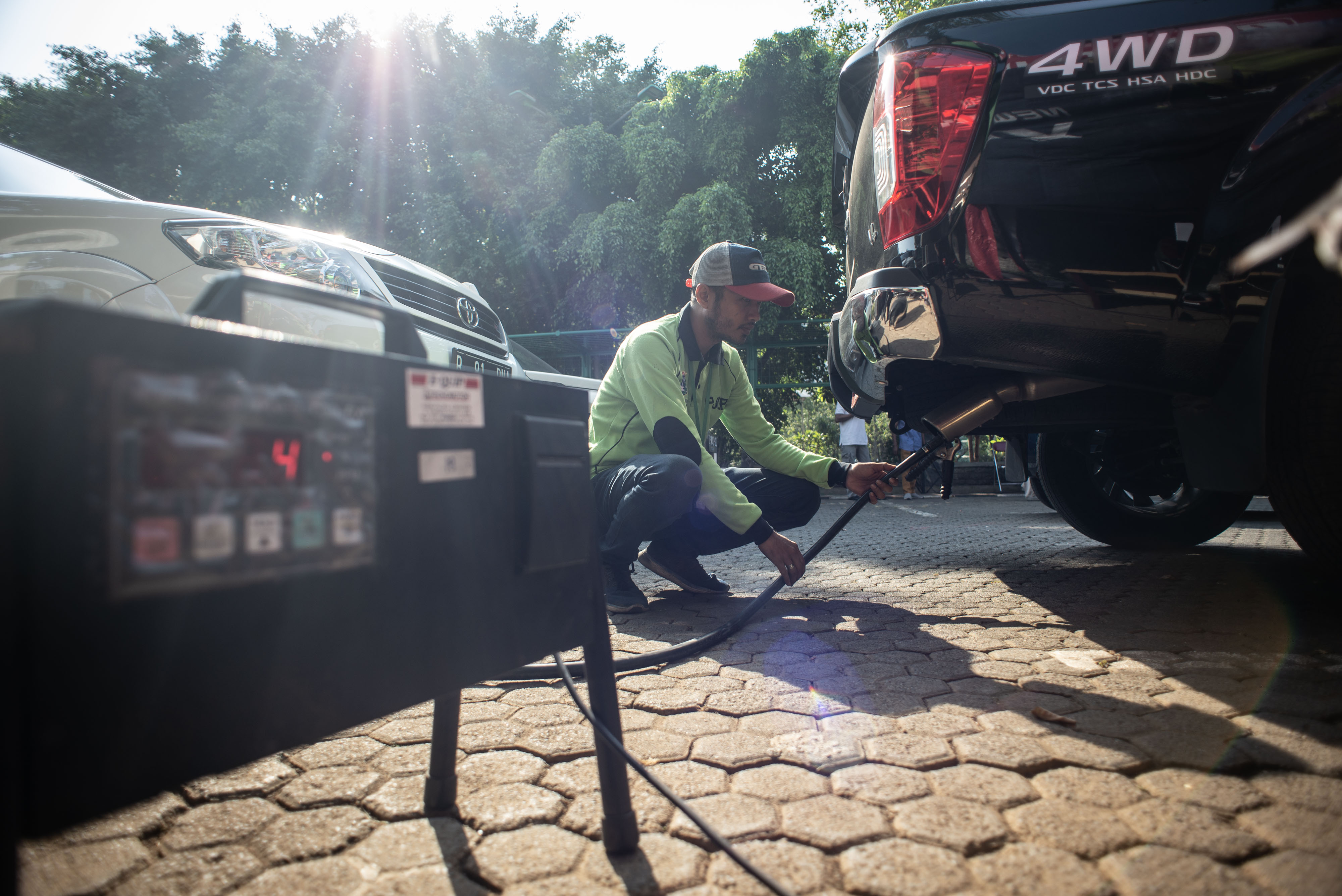Petugas Sudin Lingkungan Hidup Jakarta Utara melakukan uji emisi kendaraan bermotor di kawasan kantor Wali Kota Jakarta Utara, Jakarta.