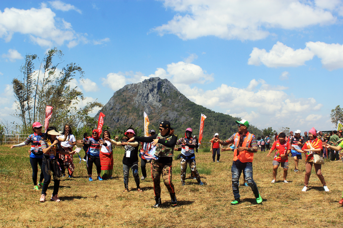 Sejumlah peserta PAN Indo Hash ke-35 menari di lapangan di kaki Gunung Fatuleu di Kecamatan Fatuleu Tengah, Kabupaten Kupang, NTT