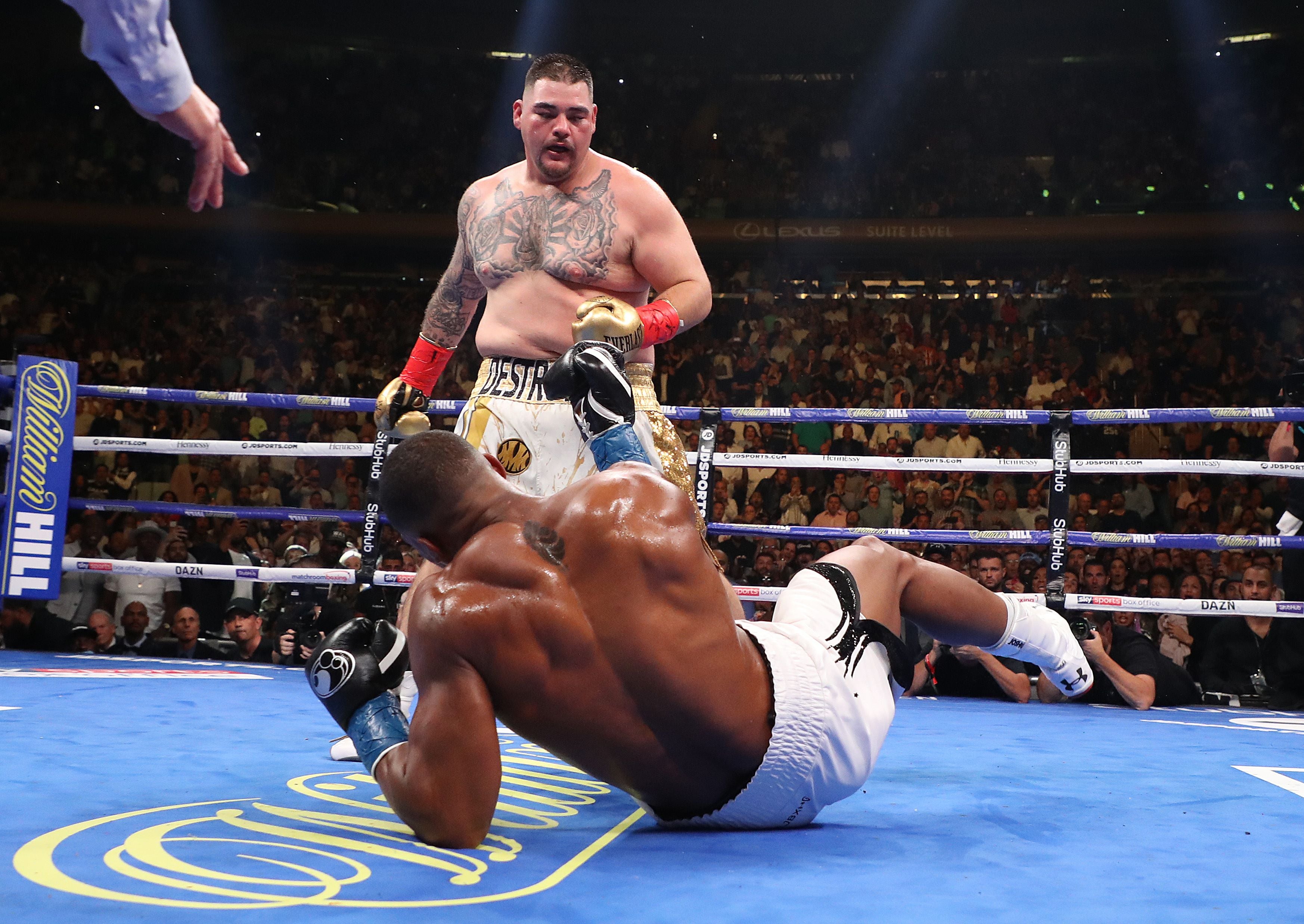 Anthony Joshua dipukul jatuh oleh Andy Ruiz Jr dalam laga di Madison Square Garden, 1 Juni lalu. 