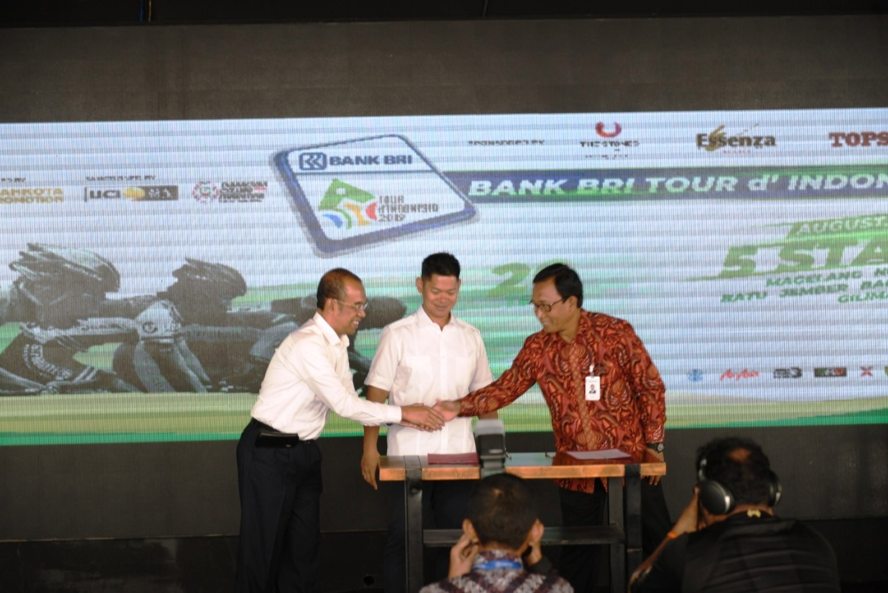 Sesmenpora Gatot S Dewa Broto, Ketum PB ISSI Raja Sapta Oktohari, dan Dir Hub Kelembagaan BRI Sis Apik Wijayanto Launching Tour d'Indonesia.