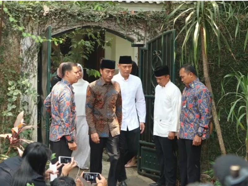Presiden Joko Widodo saat tiba di kediaman SBY di Puri Cikeas untuk melayat mendiang ibunda mantan Presiden RI itu.