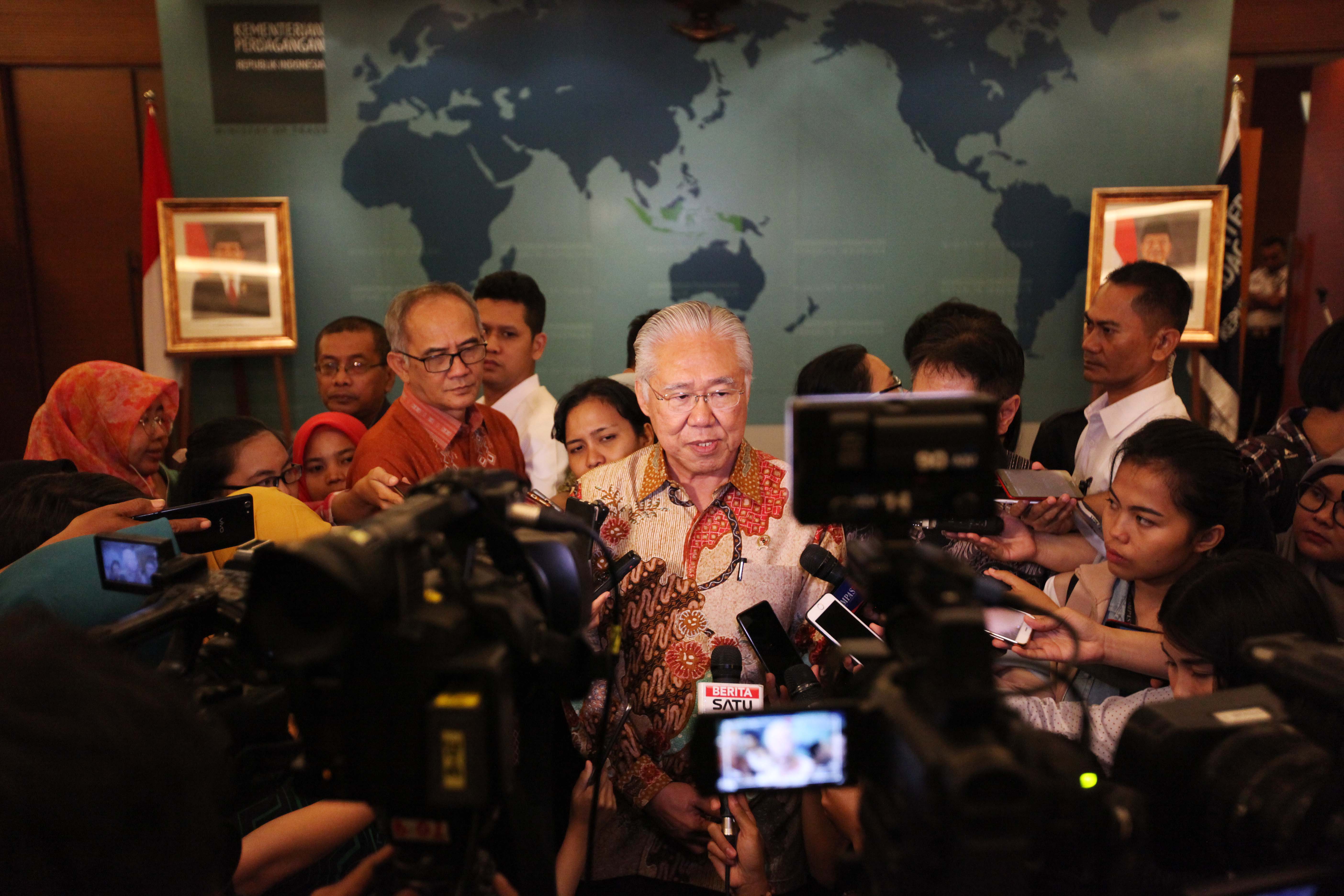 Menteri Perdagangan Enggartiasto Lukita menegaskan pengusaha nakal akan mendapatkan sanksi masuk dalam daftar hitam. 