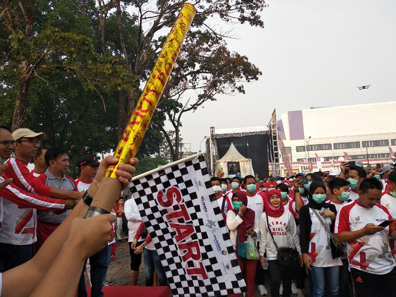 Acara jalan sehat yang di gagas oleh Angkasa Pura II di Palangka Raya:.