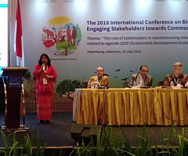 Deputi Bidang Ilmu Pengetahuan Hayati Lembaga Ilmu Pengetahuan Indonesia (LIPI) Enny Sudarmonowati (kiri).