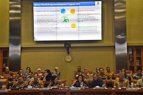 Menteri Keuangan Sri Mulyani Indrawati dan Menteri Kesehatan Nila F. Moeloek di Kompleks Parlemen Senayan, Jakarta, Selasa (27/8/2019).