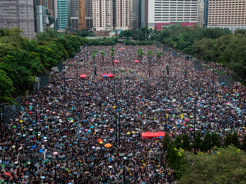 Para pengunjuk rasa berkumpul di Taman Victoria, Hong Kong.