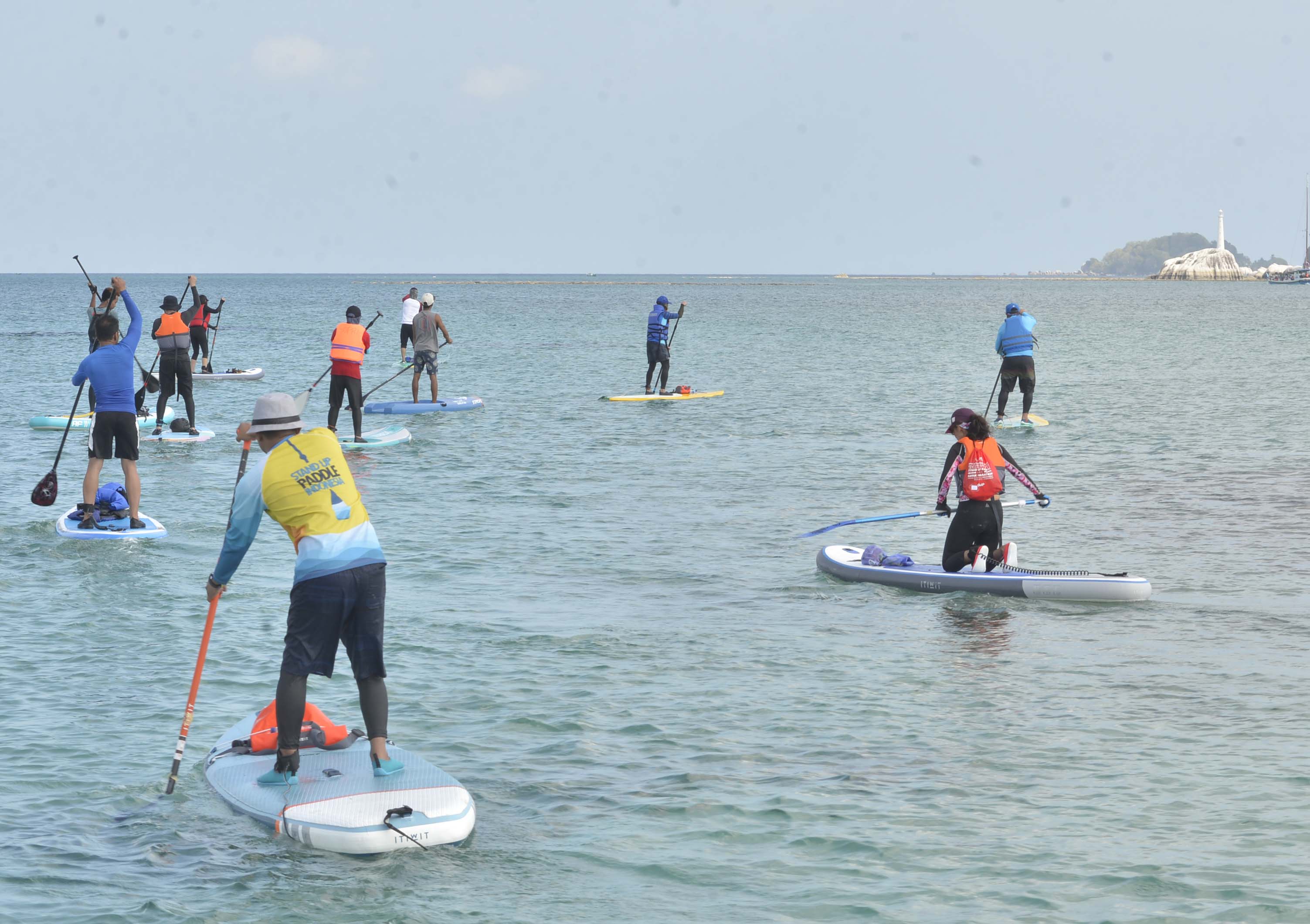 NIKMATI INDAHNYA GEOPARK DENGAN SUP: Para Komunitas Stand Up Paddel (SUP) Indonesia melakukan wisata menikmati pemandangan Geopark Belitung 