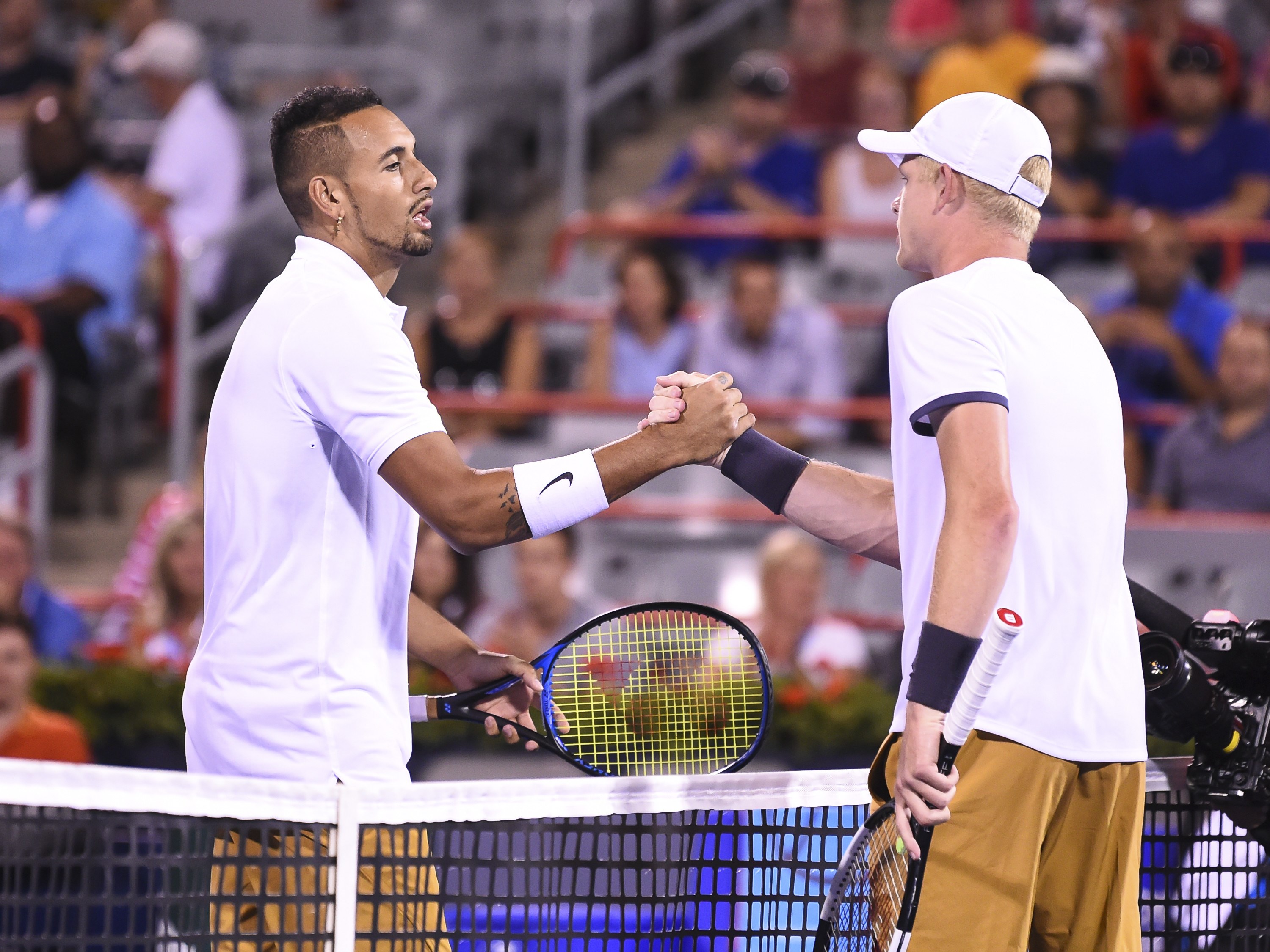 Nick Kyrgios (kiri) mengucapkan selamat setelah dikalahkan Kyle Edmund di Montreal Masters.