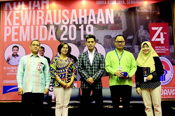 Deputi Pengembangan Pemuda Kementerian Pemuda dan Olahraga Asrorun Niam Sholeh dan perwakilan Universitas Atma Jaya Jakarta.