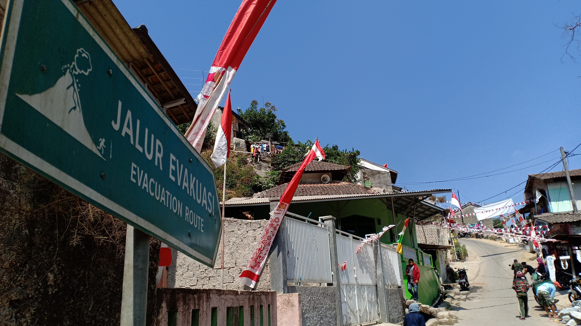 Papan jalur evakuasi dampak erupsi Gunung Tangkuban Parahu dipasang di sejumlah kawasan rawan bencana (KRB) Kabupaten Subang.