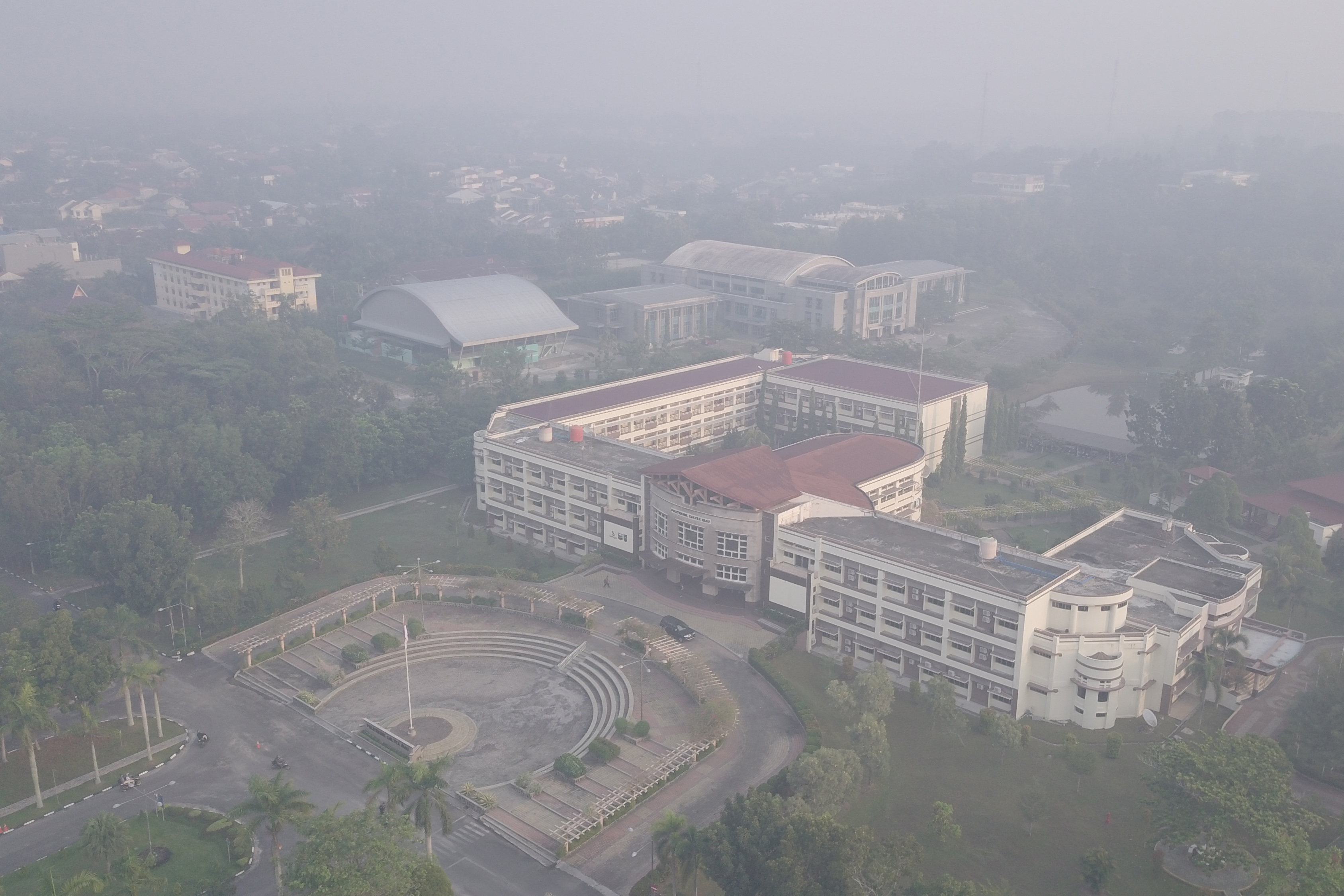 Kabut asap akibat kebakaran hutan dan lahan menyelimuti Kota Pekanbaru, Riau, Kamis (1/8). 