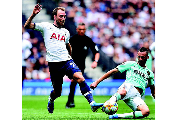 Gelandang Tottenham Hotspur asal Denmark, Christian Eriksen (kiri) ketika membela klubnya menghadapi Inter Milan