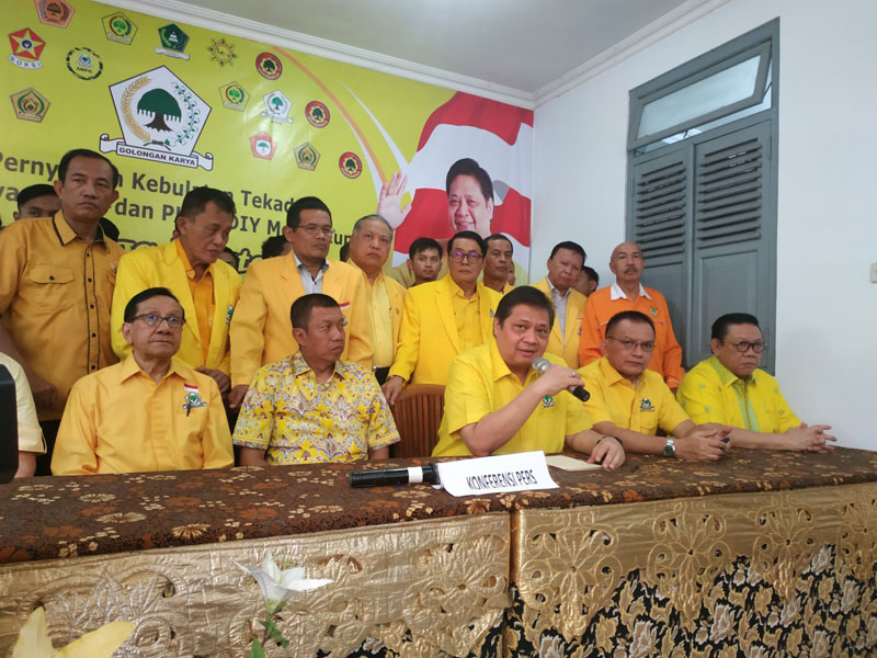 Akbar Tanjung (kiri) memberikan dukungan kepada Airlangga Hartarto (tengah) sebagai ketua umum Partai Golkar.