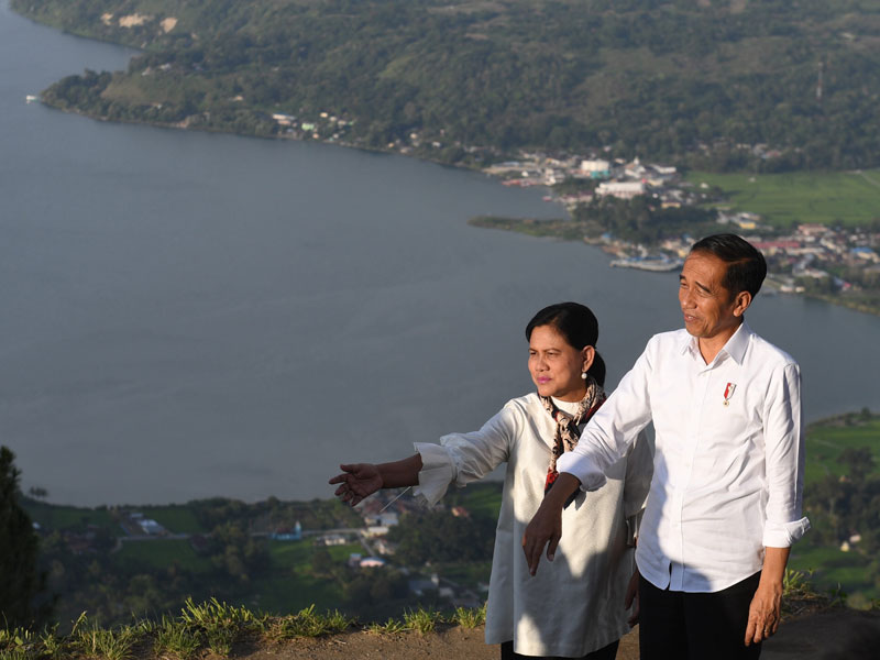 Presiden Joko Widodo didampingi Ibu Negara Iriana Joko Widodo mengunjungi kawasan Sipinsur Geosite di Kabupaten Humbang Hasundutan .