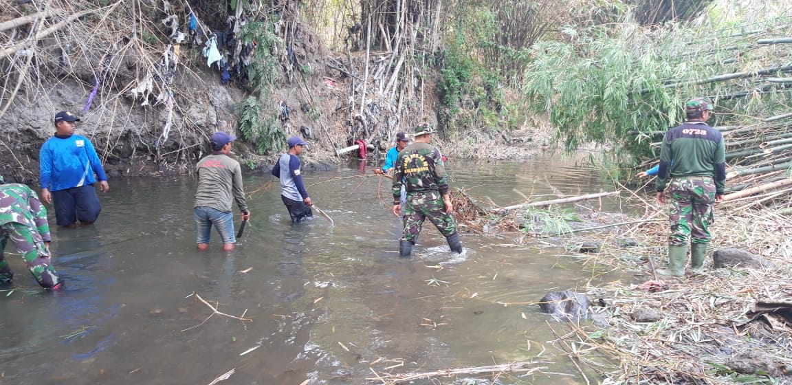 Warga Klaten, bersama anggota TNI melakukan gotong royong. 