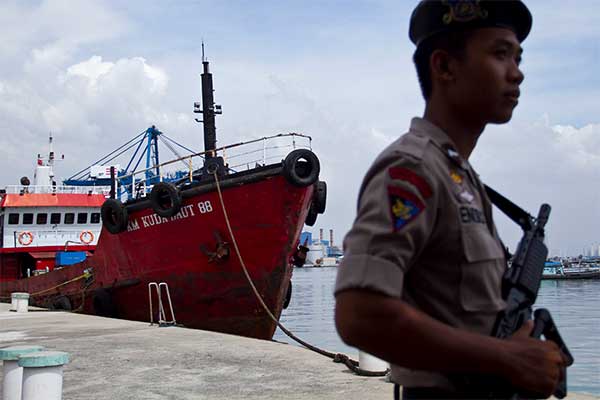 Ilustrasi -- Petugas dari Satuan Polisi Air Polda Metro Jaya berjaga di depan kapal tangker KM Kuda Laut 88 BBM Ilegal