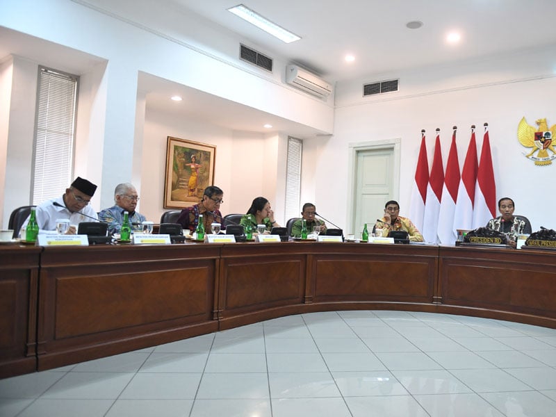 Presiden Joko Widodo (kanan) memimpin rapat terbatas (ratas) di Kantor Presiden, Jakarta, kemarin. .
