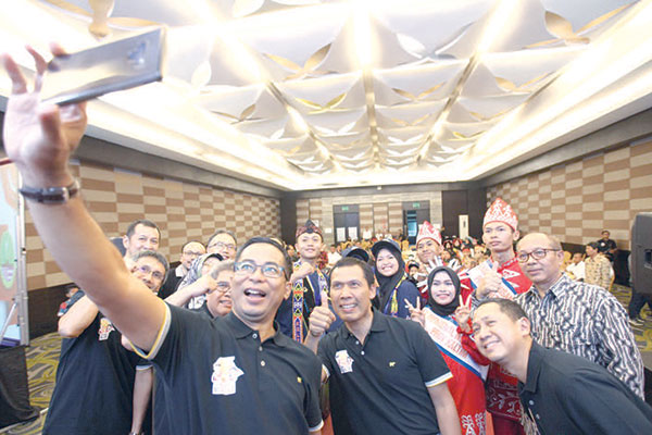 SEVP Jaringan BNI Ronny Venir (depan) dan Asisten Perekonomian Pembangunan, dan Kesejahteraan Rakyat Sekretariat Daerah Kota Balikpapan 