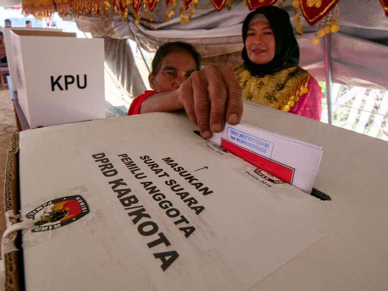 Seorang warga memasukkan surat suara ke kotak suara pada Pemungutan Suara Ulang (PSU) di TPS 1, Dusun I, Desa Bolobia, Kecamatan Kinovaro.