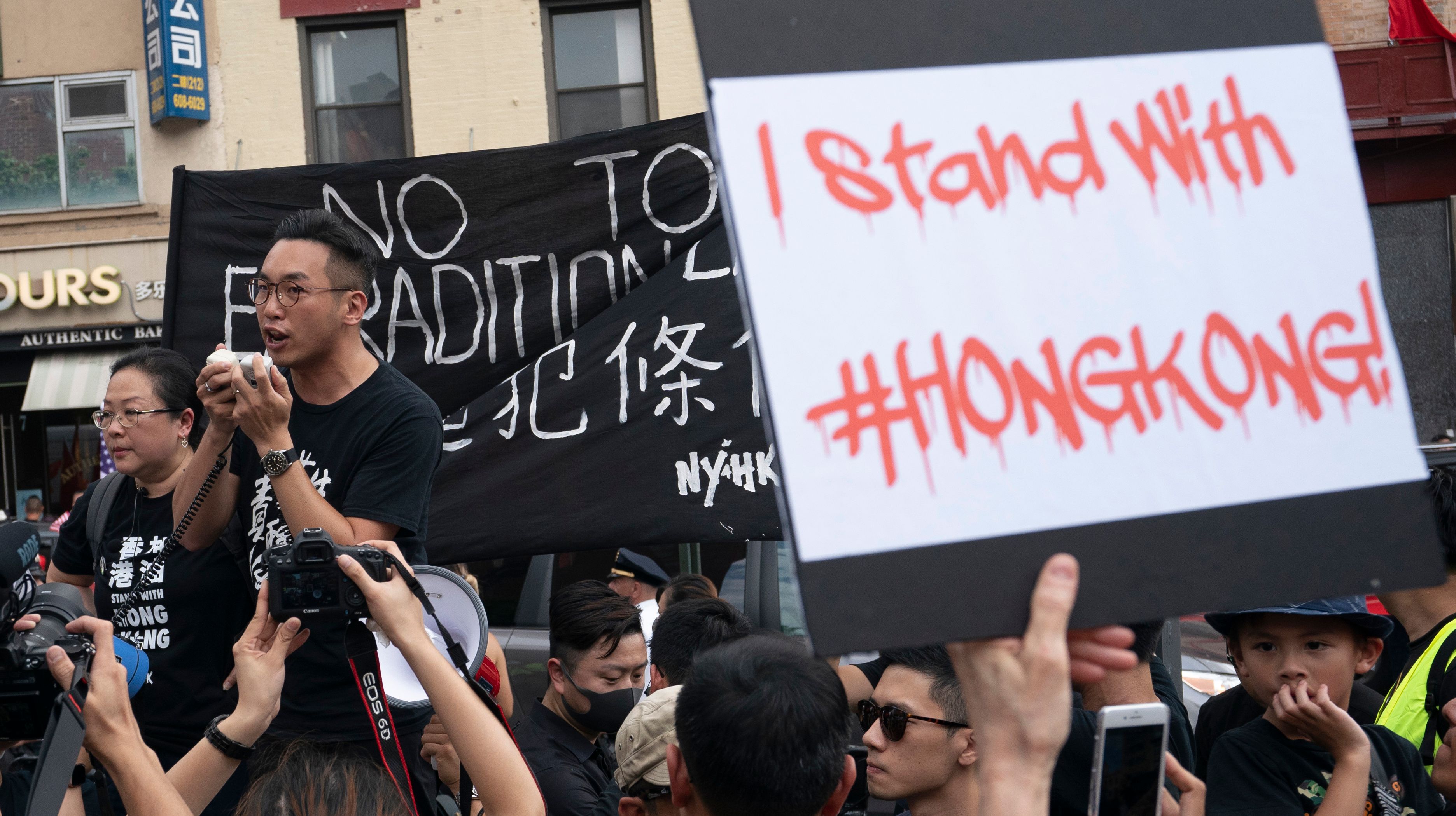 Pemimpin Partai Rakyat Hong Kong Alvin Yeung berpidato dalam aksi demonstrasi pada Sabtu (17/8).