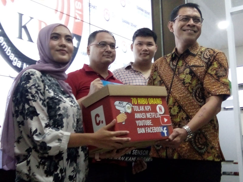 Penggagas petisi #KPIJanganUrusinNetflix Dara Nasution (kiri) menyerahkan 75.000 petisi yang sudah ditandatangani masyrakat.