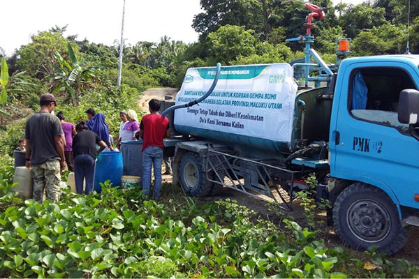 Bantuan air bersih dari PT Gelora Mandiri Membangun (GMM), unit usaha perkebunan kelapa sawit Korindo Group