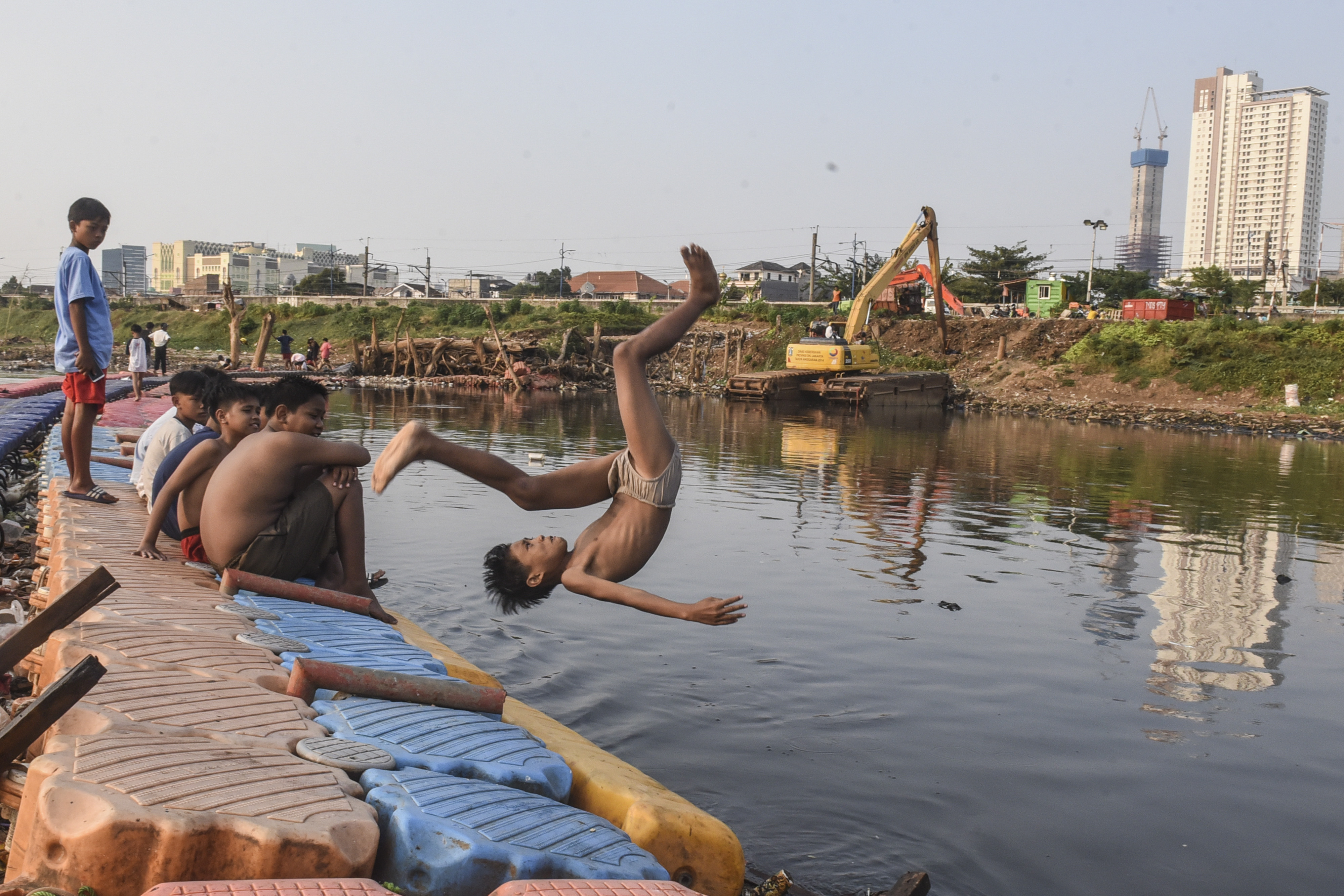 Bocah bermain di aliran Kanal Banjir Barat (KBB) yang surut di Jakarta. Kondisi sungai yang surut meningkatkan konsentrasi bakteri e-coli.