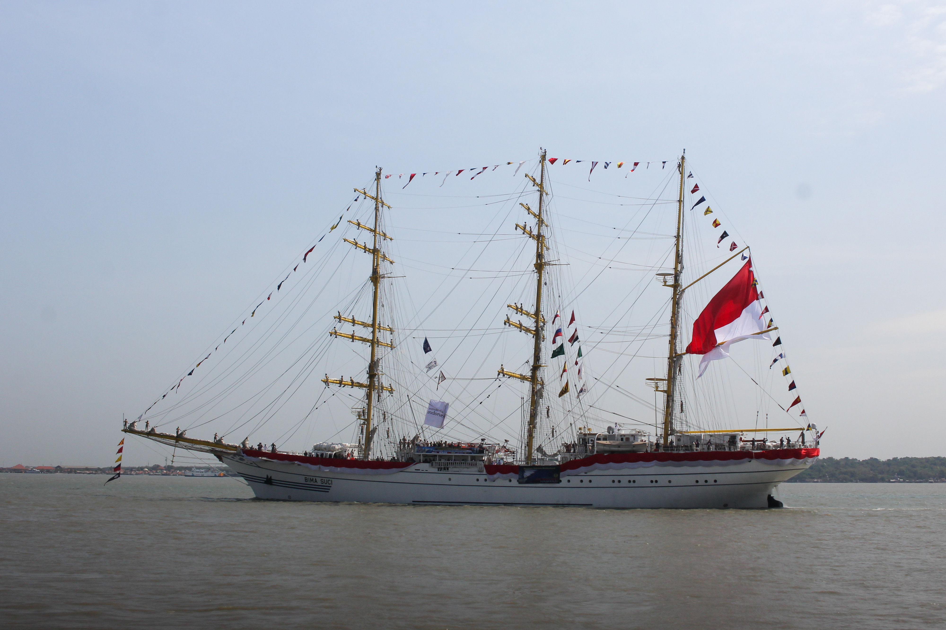 KRI Bima Suci dalam Satuan Tugas (Satgas) Kartika Jala Krida 2019 melintas di Selat Madura, Surabaya, Jawa Timur