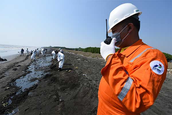 Pekerja Pertamina Hulu Energi Offshore North West Java di sepanjang Pantai Sedari, Karawang, Jawa Barat, Kamis (1/8/2019).
