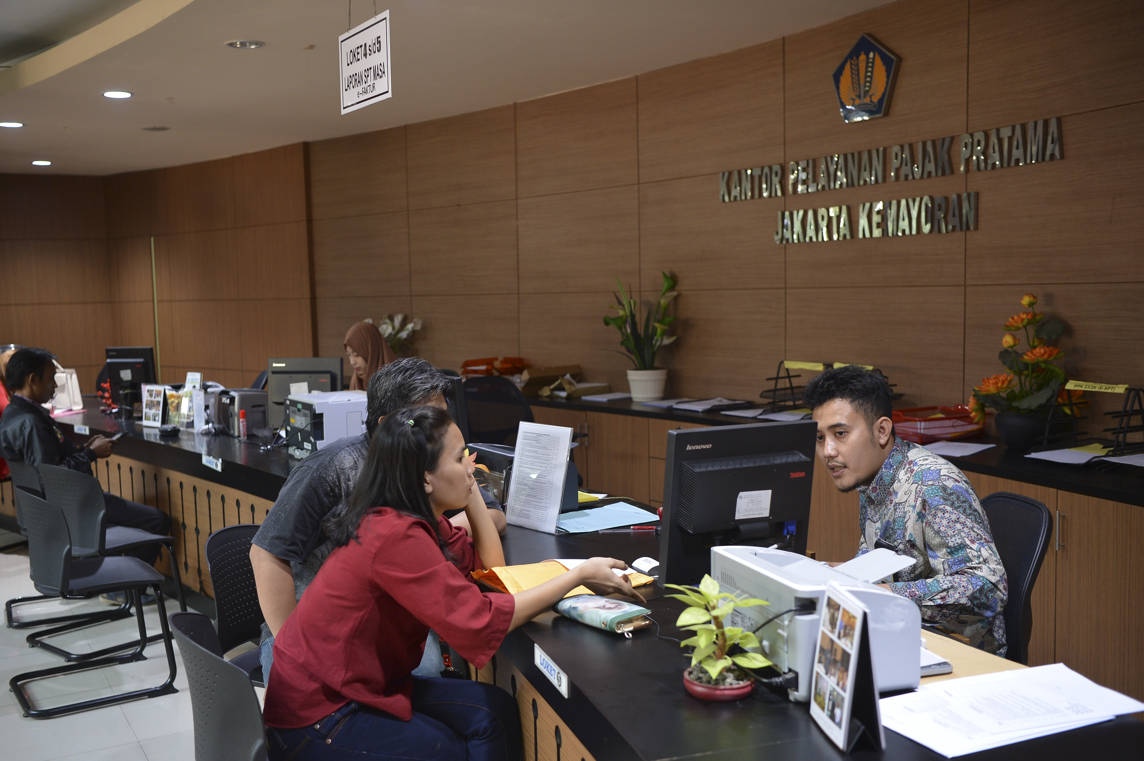 Petugas melayani wajib pajak di Kantor Pelayanan Pajak Pratama Jakarta Kemayoran,