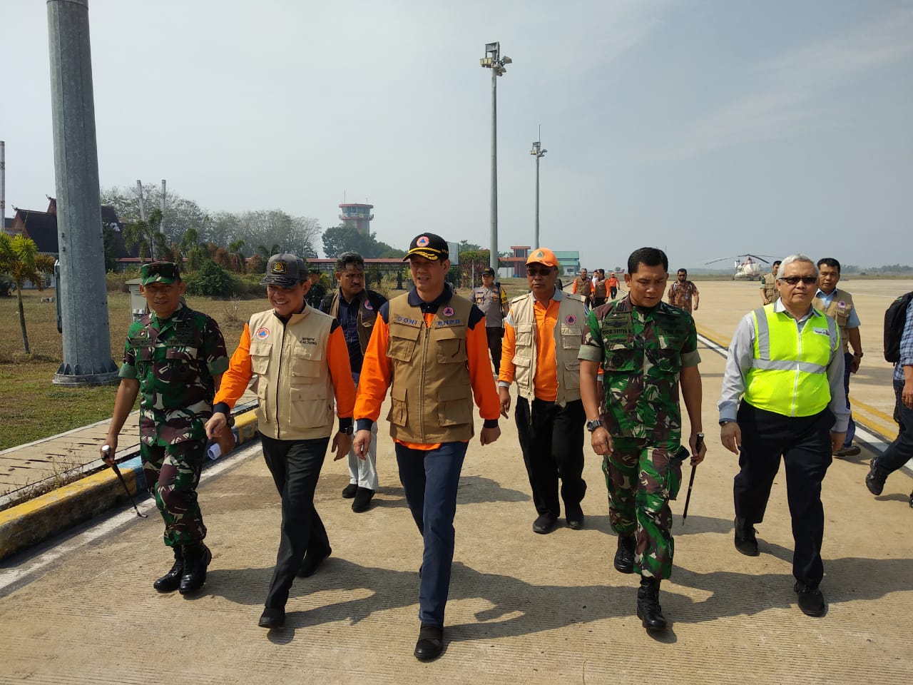 Kepala BNPB Doni Monardo (berompi coklat) menggelar rapat koordinasi dengan jajaran Pemprov Kalteng di Bandara Cilik Riwut, Palangka Raya.
