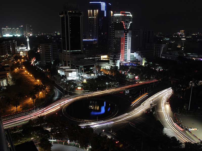Kondisi kawasan bundaran Patung kuda saat terkena dampak pemadaman listrik, Jakarta, Minggu (4/8/2019). 
