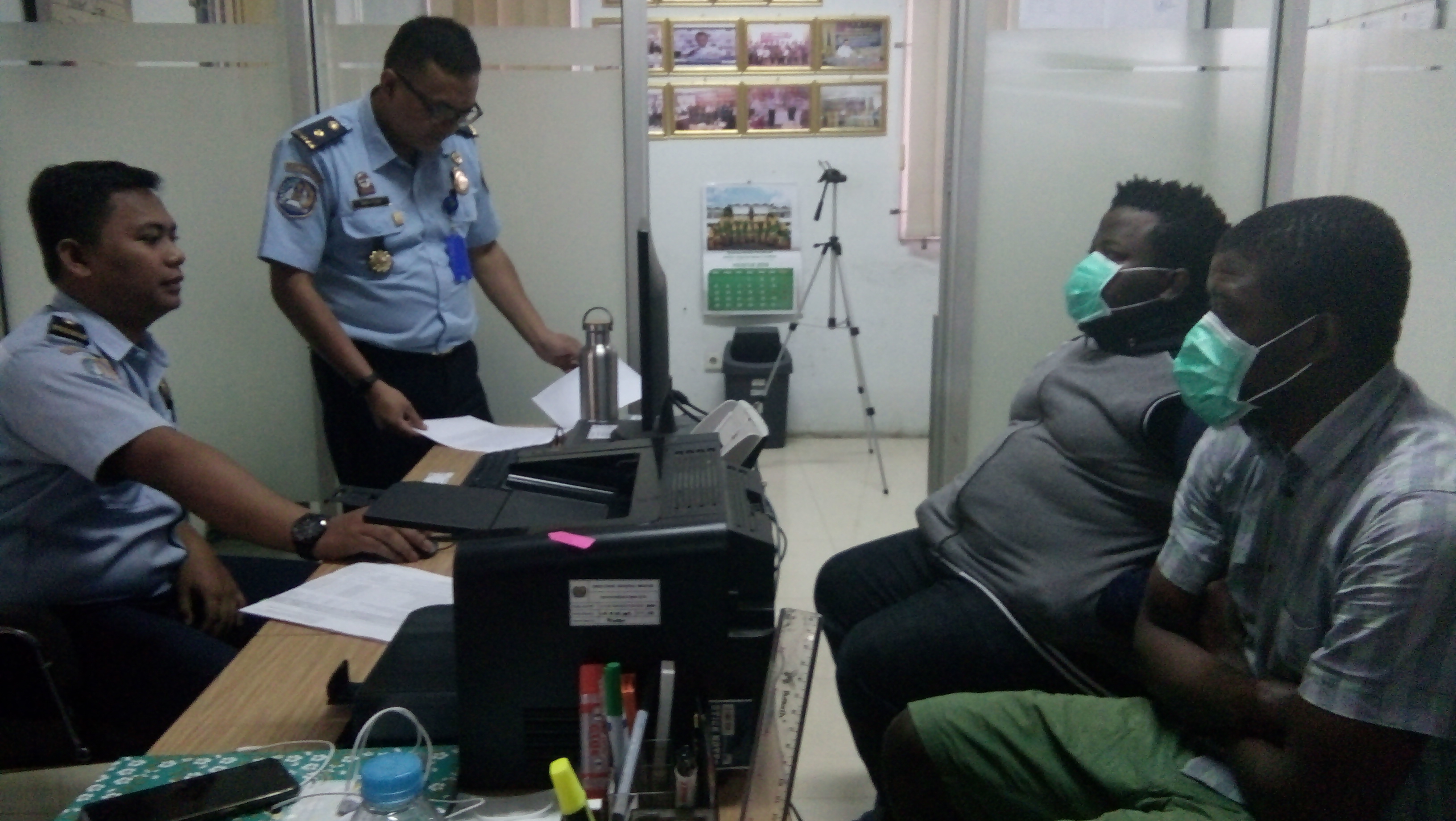 Petugas Keimigrasian Tasikmalaya sedang memeriksa dua WNA asal Nigeria, Selasa (13/8). 