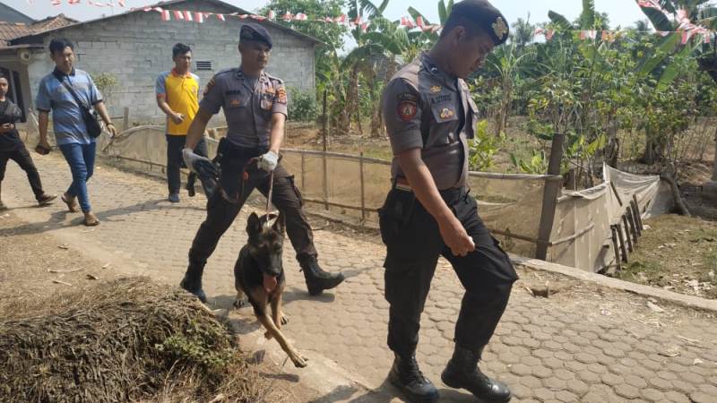 Polisi melibatkan anjing pelacak untuk mencari jejak pelaku di Kampung Gegenang, Desa Sukadalem, Serang, Banten, Selasa, 13 Agustus 2019. 