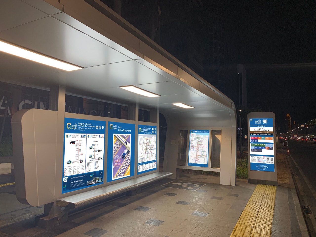 Signage dan wayfinding yang ditempatkan di halte Trans-Jakarta