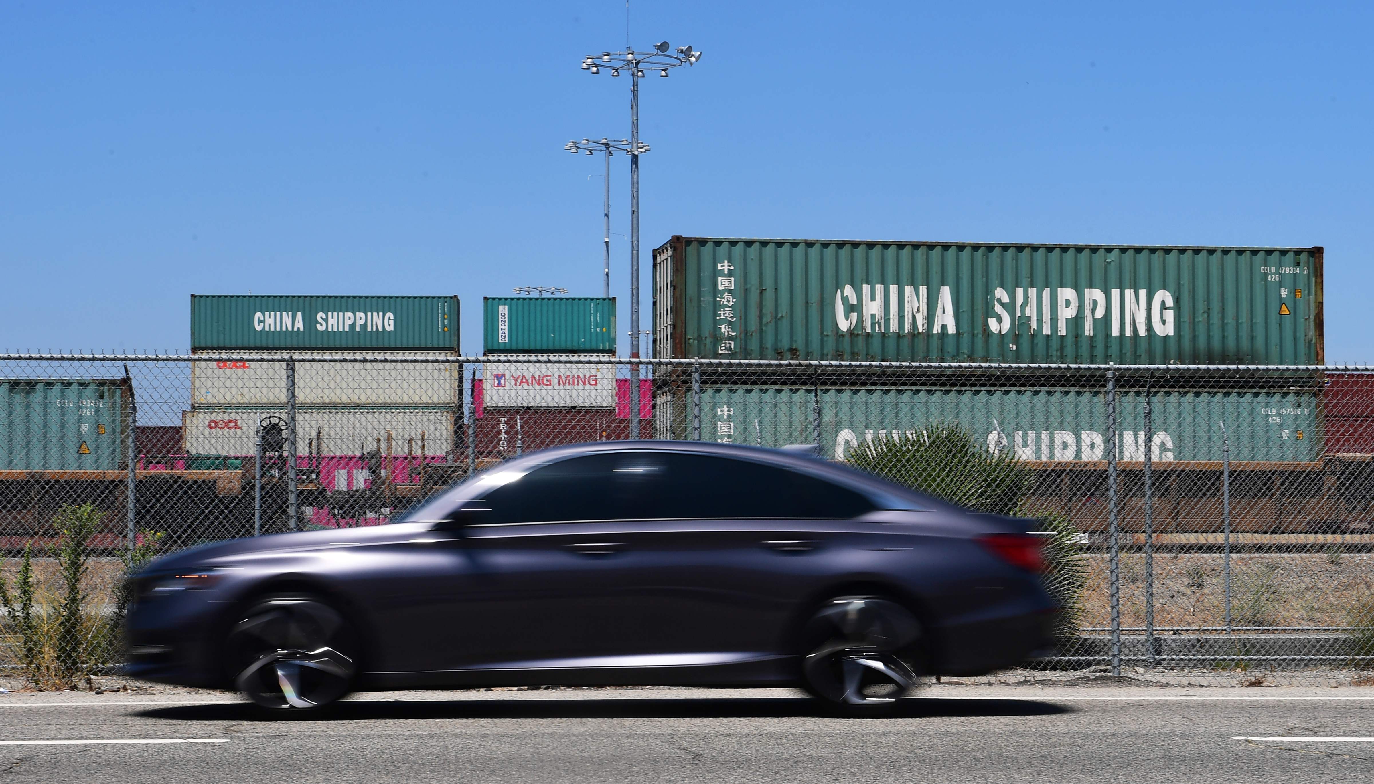 Kontainer dari barang-barang impor dari Tiongkok menumpuk di  Pelabuhan, Long Beach, California, AS. 