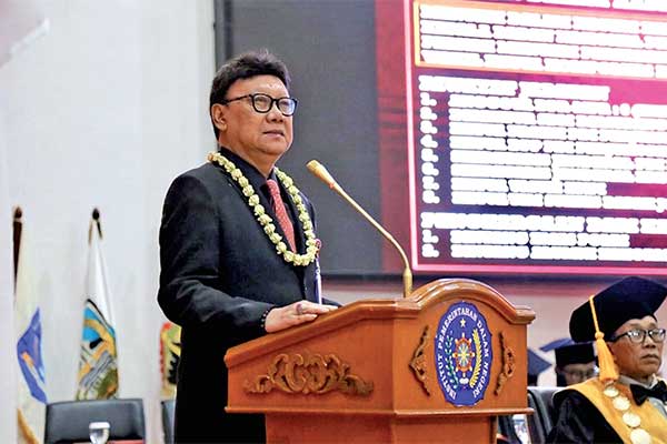 Menteri Dalam Negeri Tjahjo Kumolo memberi sambutan saat wisuda Praja Institute Pemerintahan Dalam Negeri di Sumedang, Jawa Barat,