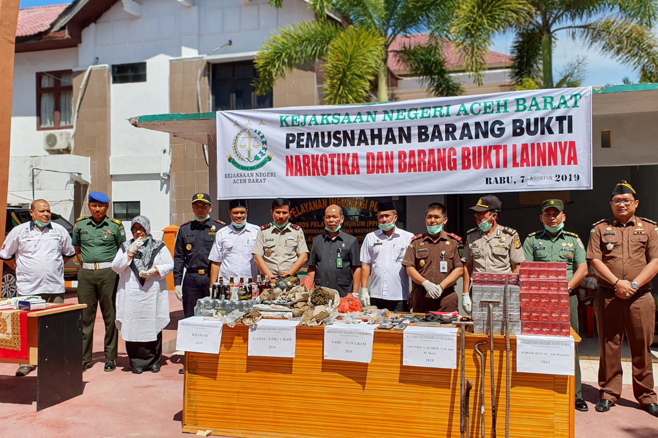 BEA Cukai Meulaboh bersinergi dengan Kejaksaan Negeri Aceh Barat musnahkan ratusan barang ilegal pada Rabu (7/8).