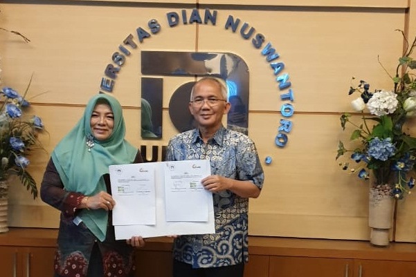 Ketua STMIK Nusa Mandiri Dwiza Riana dan Rektor Universitas Dian Nuswantoro Semarang Edi Noersasongko.