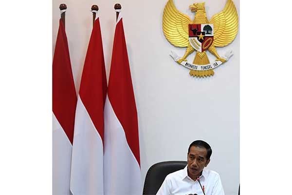 Presiden Joko Widodo memimpin rapat kabinet terbatas di Kantor Presiden, Jakarta, Selasa (13/8/2019).