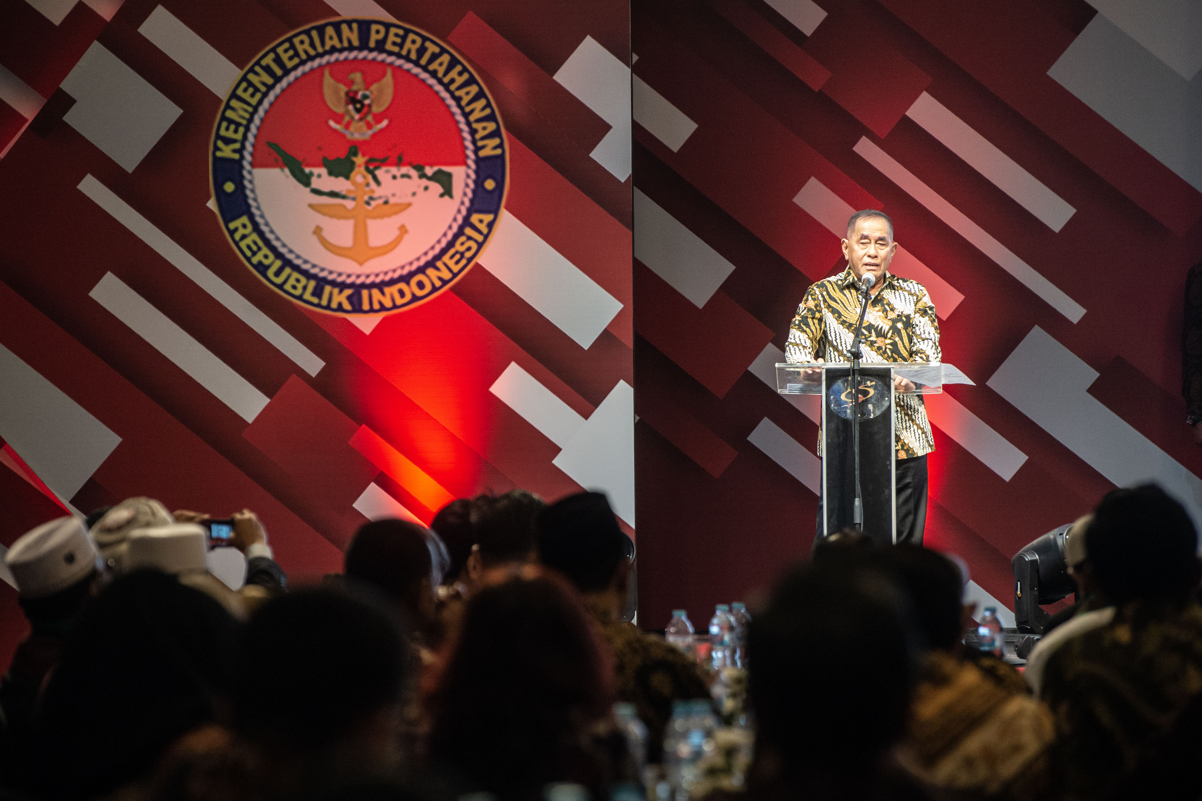 Menteri Pertahanan Ryamizard Ryacudu berbicara dalam acara silaturahmi dan dialog tokoh bangsa di Jakarta, Senin (12/8).