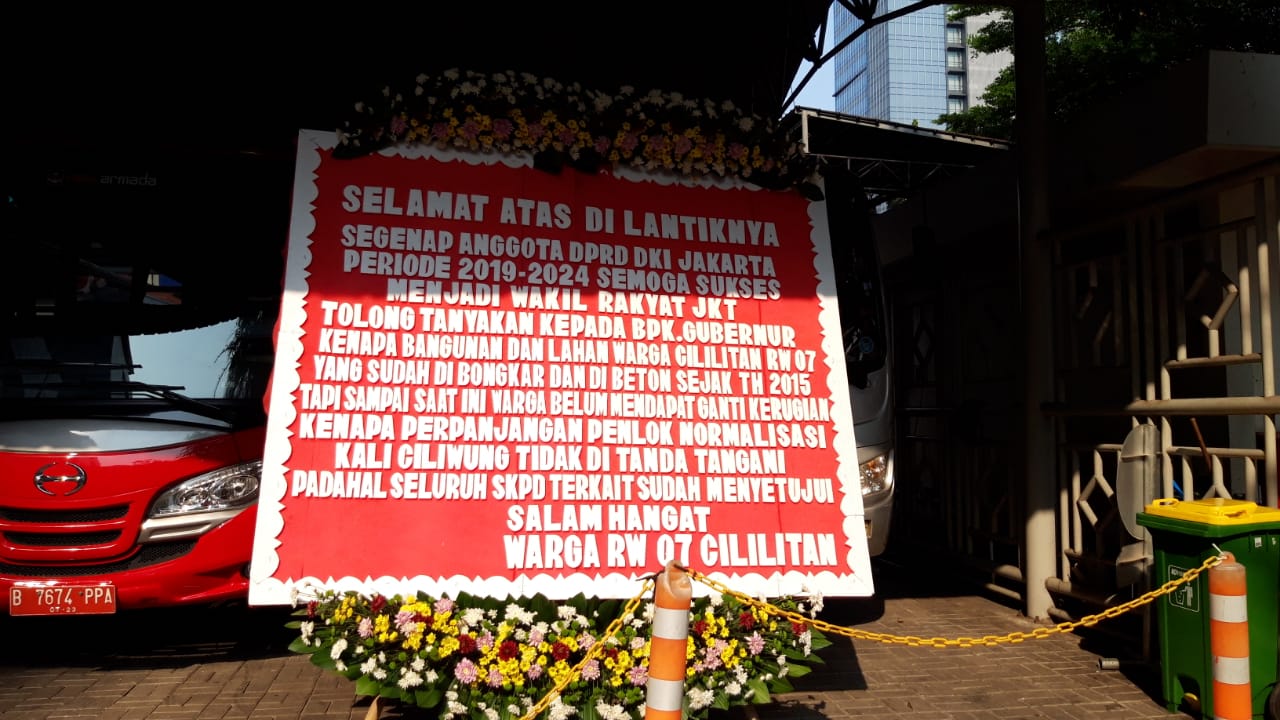 Karangan bunga dari warga Cililitan