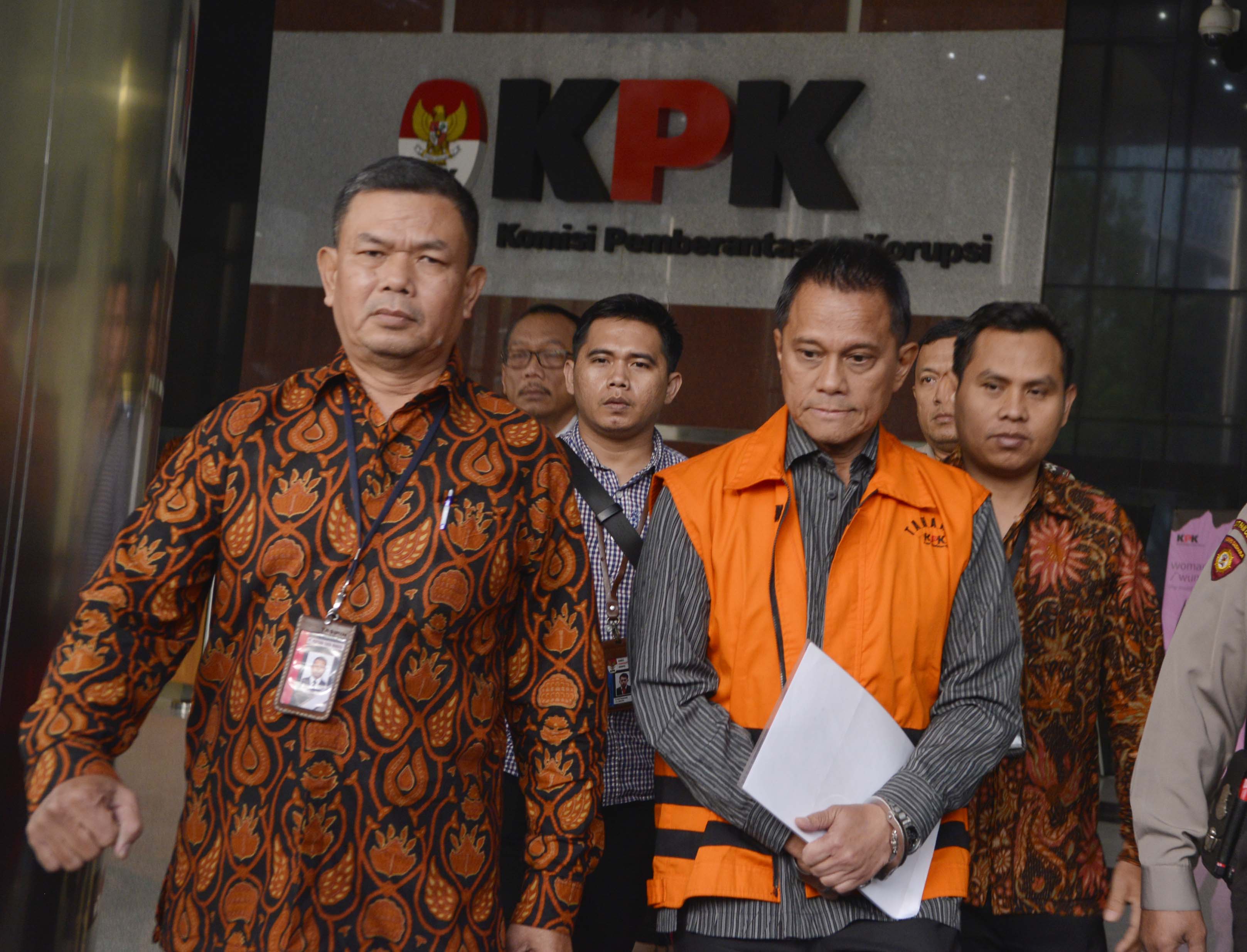 TSK SUTIKNO SOEDARJO DI TAHAN KPK: 