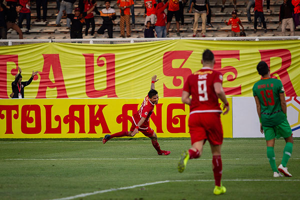 Pesepak bola Persija Sandi Sute (tengah) melakukan selebrasi seusai mencetak gol ke gawang Kalteng Putra