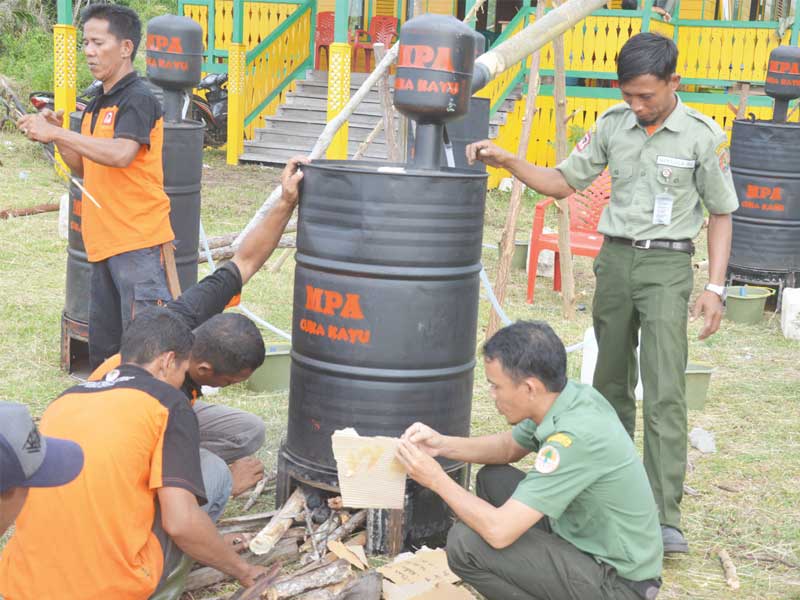 Manggala Agni sedang membuat cuka kayu dari hasil limbah kayu melalui proses pemanasan tanpa atau sedikit oksigen atau pereaksi kimia laiN