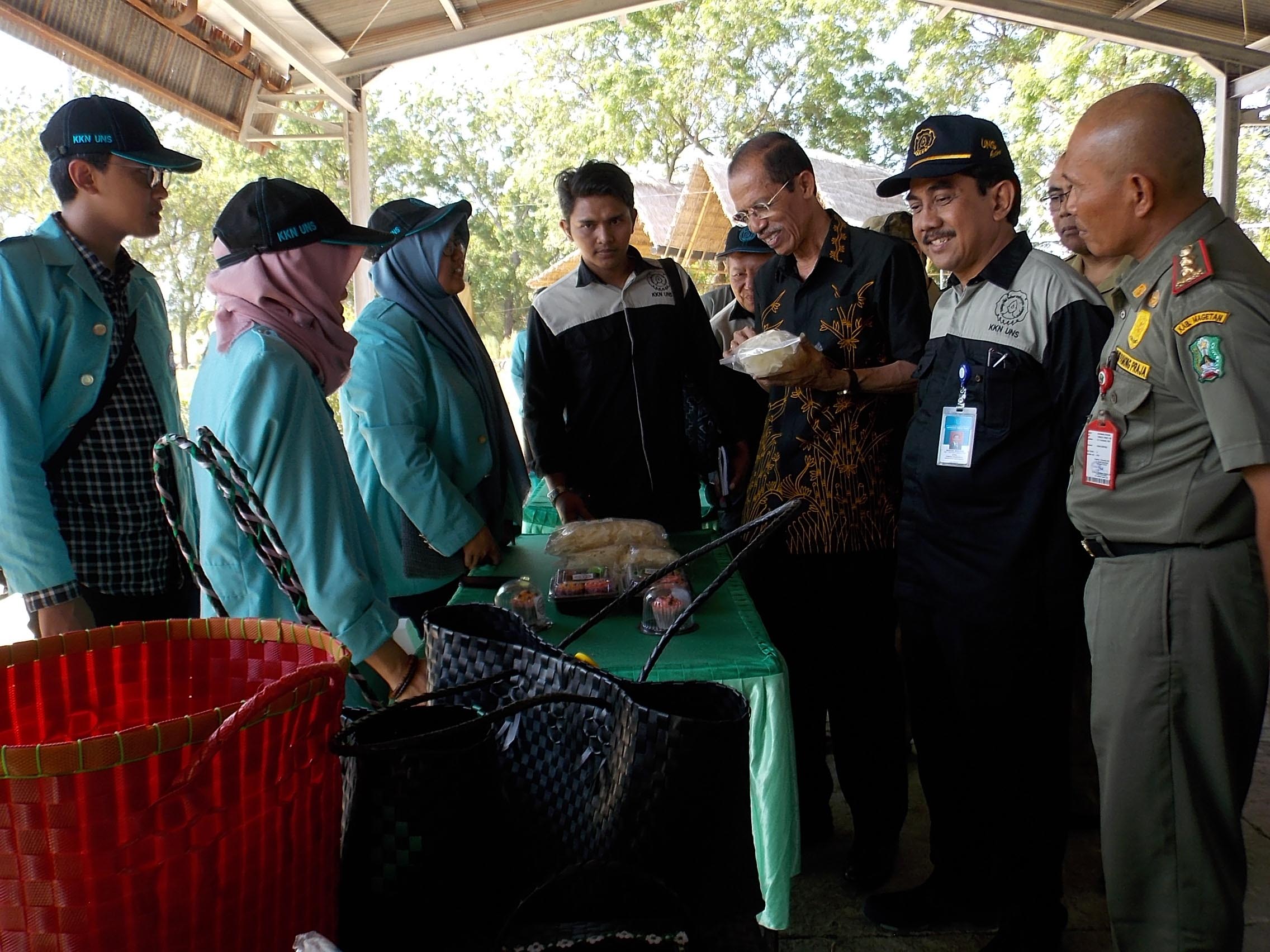 Bupati Magetan, Suprawoto (memakai batik) saat meninjau KKN mahasiswa UNS di Desa Goranggareng, Kecamatan Nguntoronadi, Magetan.