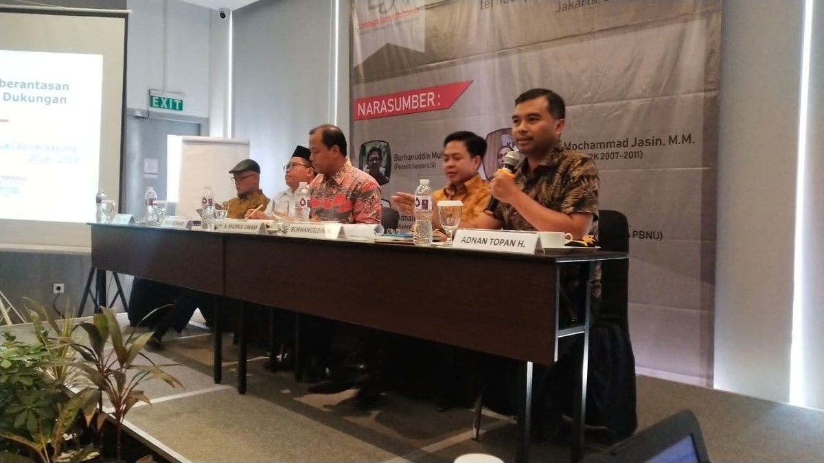 Lembaga Survei Indonesia (LSI) menggelar survei persepsi publik terkait efek kinerja pemberantasan korupsi terhadap dukungan pada Jokowi. 