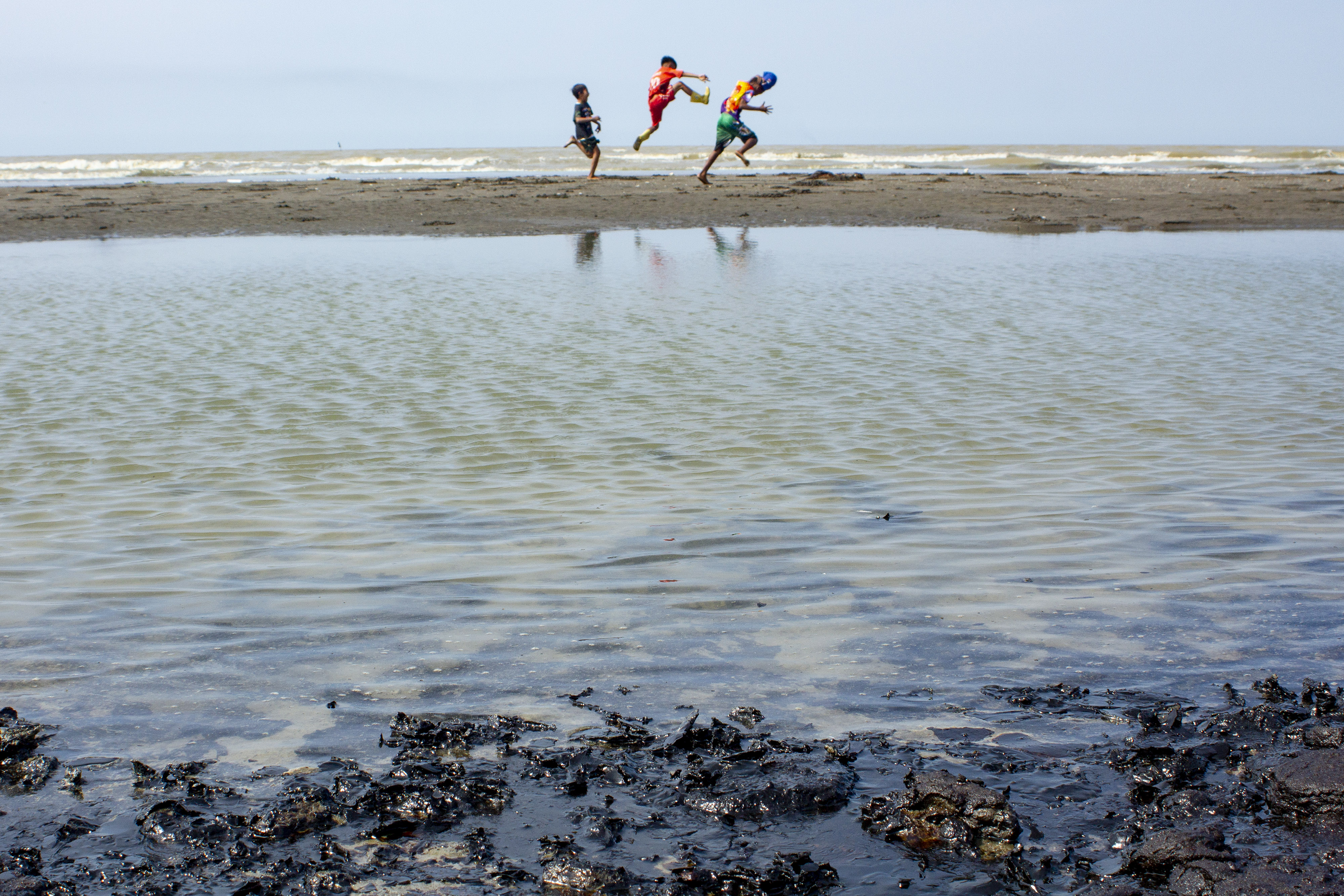 Tumpahan minyak mentah mencemari perairan di Karawang, Jawa Barat