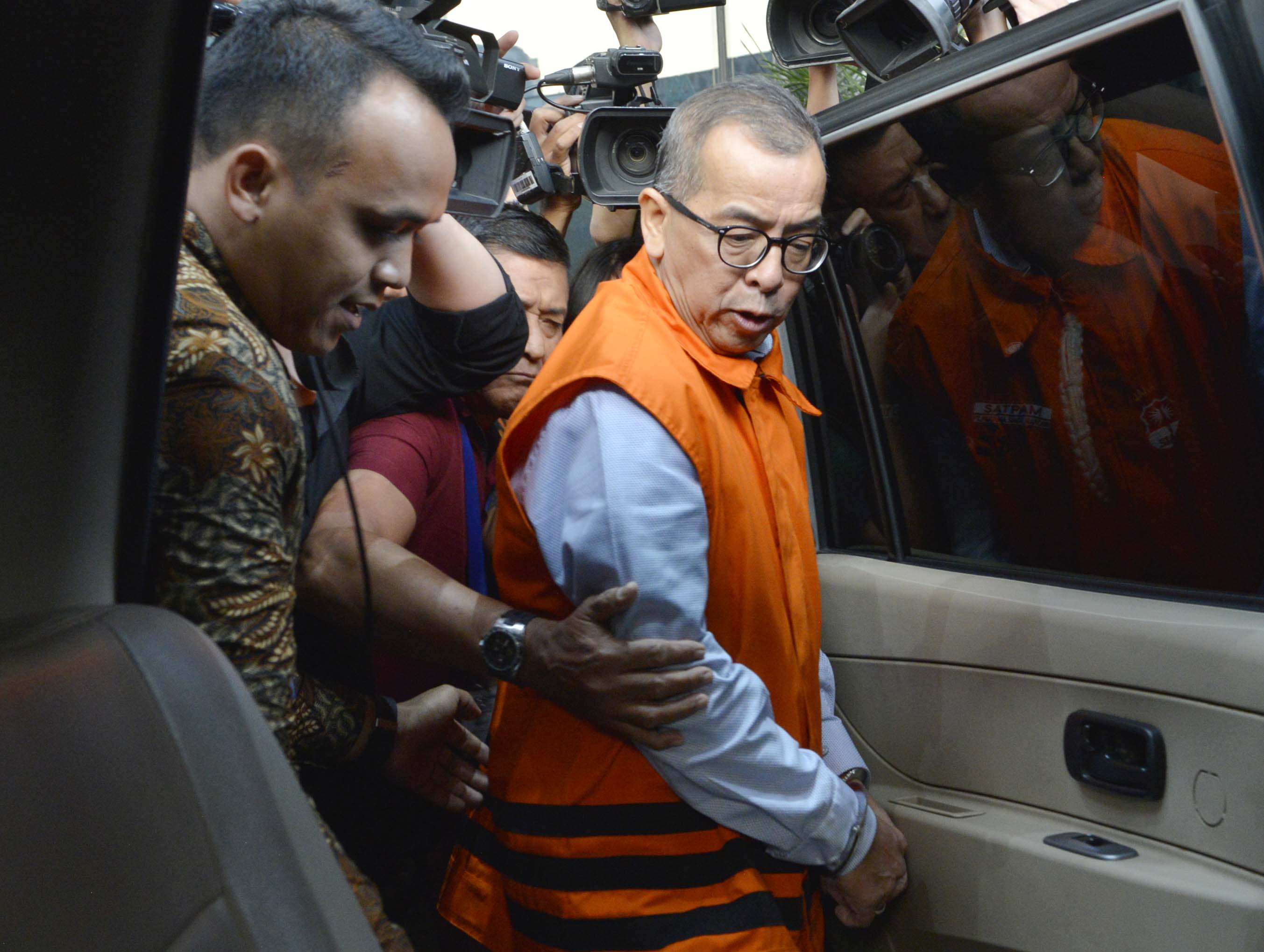 Mantan Direktur Utama PT. Garuda Indonesia Emrisyah Satar masuk ke dalam mobil tahanan KPK menuju Rumah Tahanan KPK